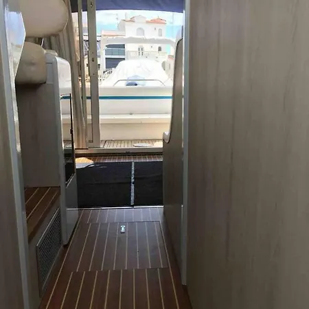 Sur Un Superbe Bateau Båthotell Empuriabrava