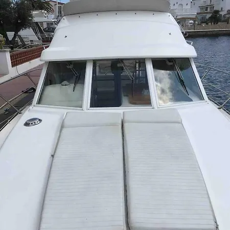 Botel Sur Un Superbe Bateau