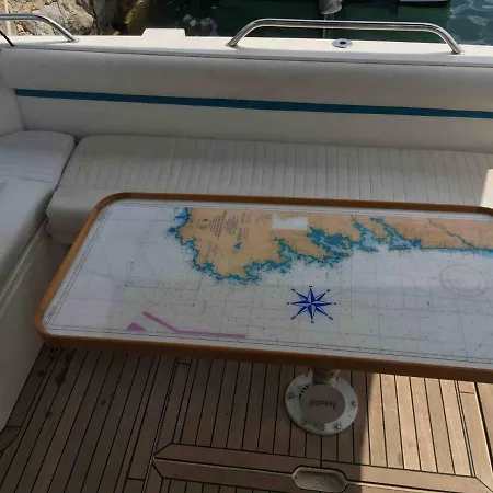 Botel Sur Un Superbe Bateau *