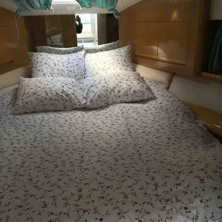 Sur Un Superbe Bateau Botel