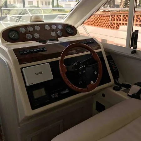 Botel Sur Un Superbe Bateau Empuriabrava