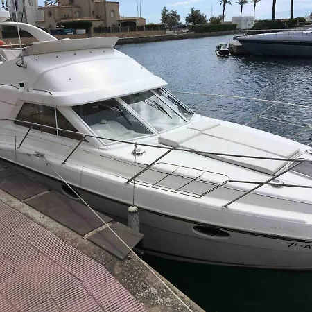 Botel Sur Un Superbe Bateau Empuriabrava