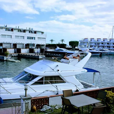 Botel Sur Un Superbe Bateau Empuriabrava