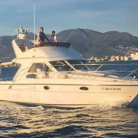 Botel Sur Un Superbe Bateau Empuriabrava