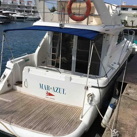 Sur Un Superbe Bateau *